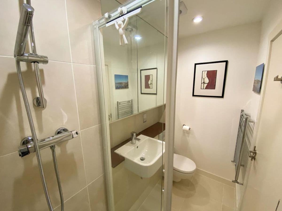 Sunset Waves Sea View Apartment Featuring Panoramic Views & Parking นิวคีย์ ภายนอก รูปภาพ